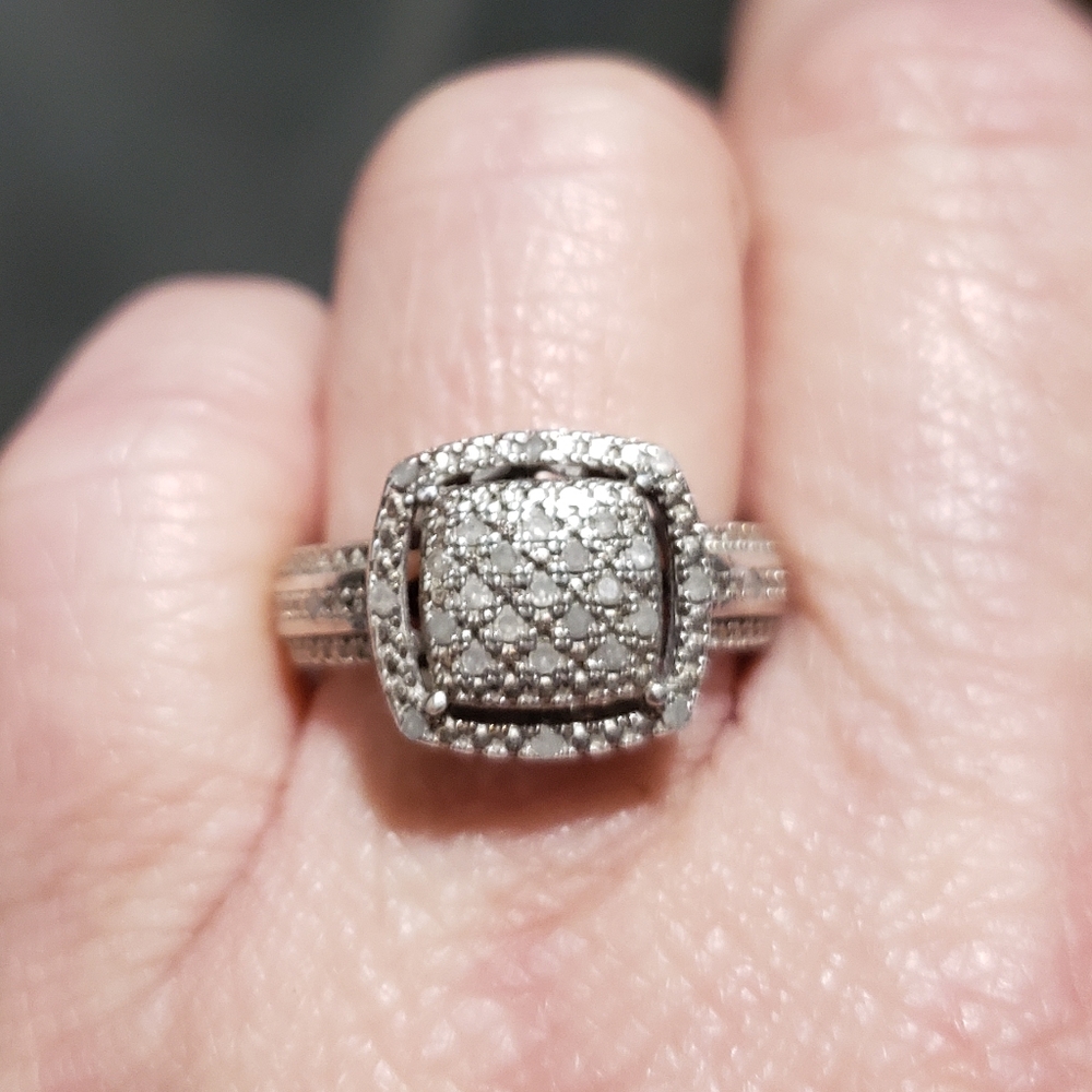 Diamond cluster ring